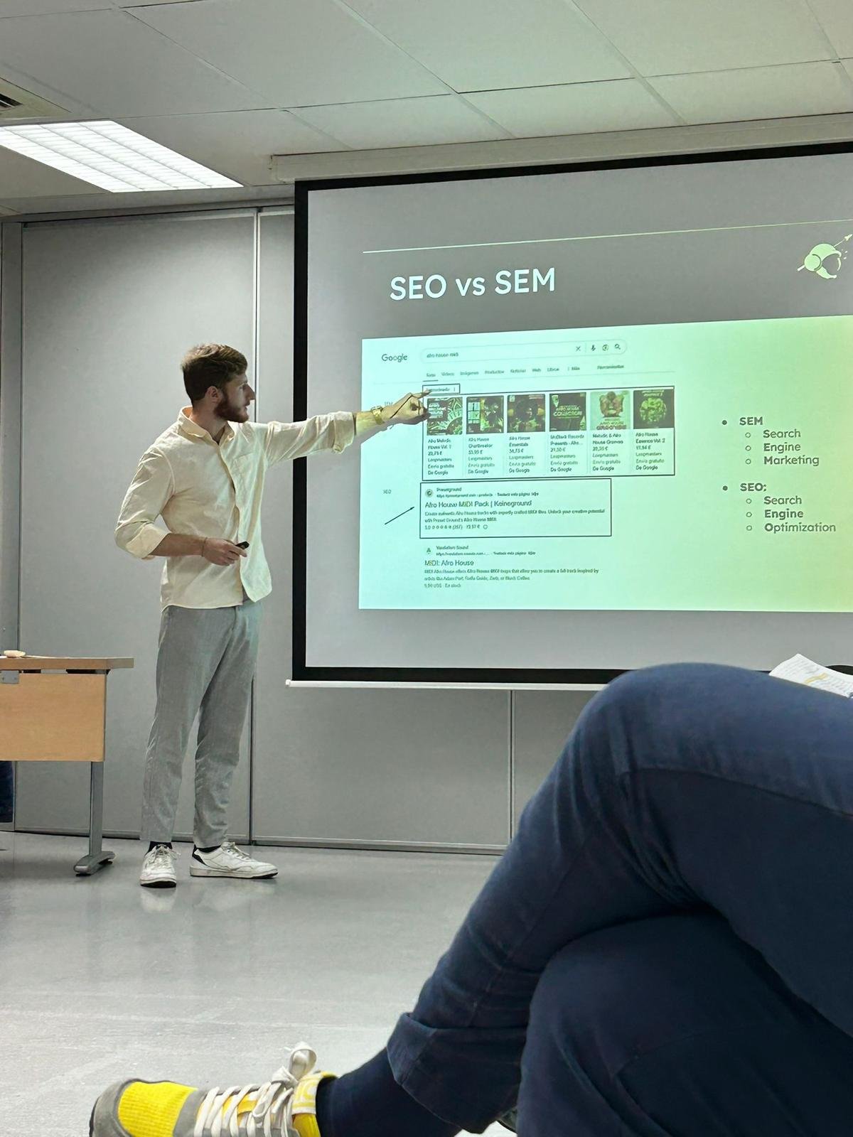 willy seo dando una formacion de seo